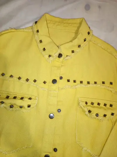 Chaqueta amarilla con tachas - miniatura 3