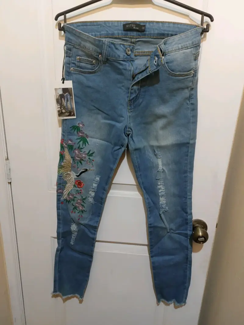 Jeans azules bordados mujer
