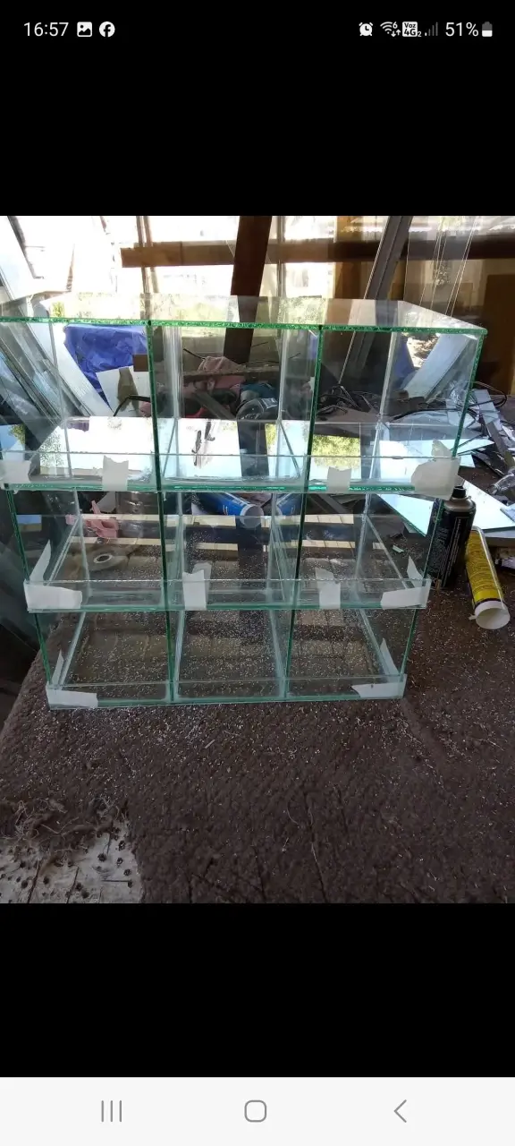 Estantería de vidrio pequeña