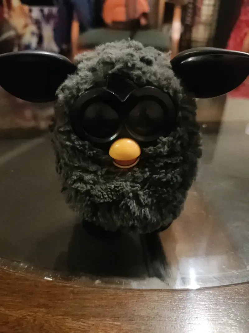 Furby gris oscuro
