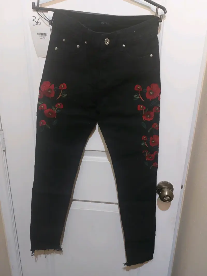 Jeans negros bordados flores