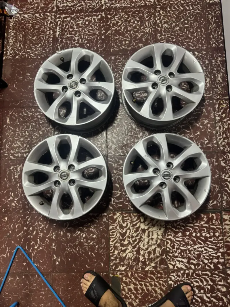 Llantas originales Nissan March - 1