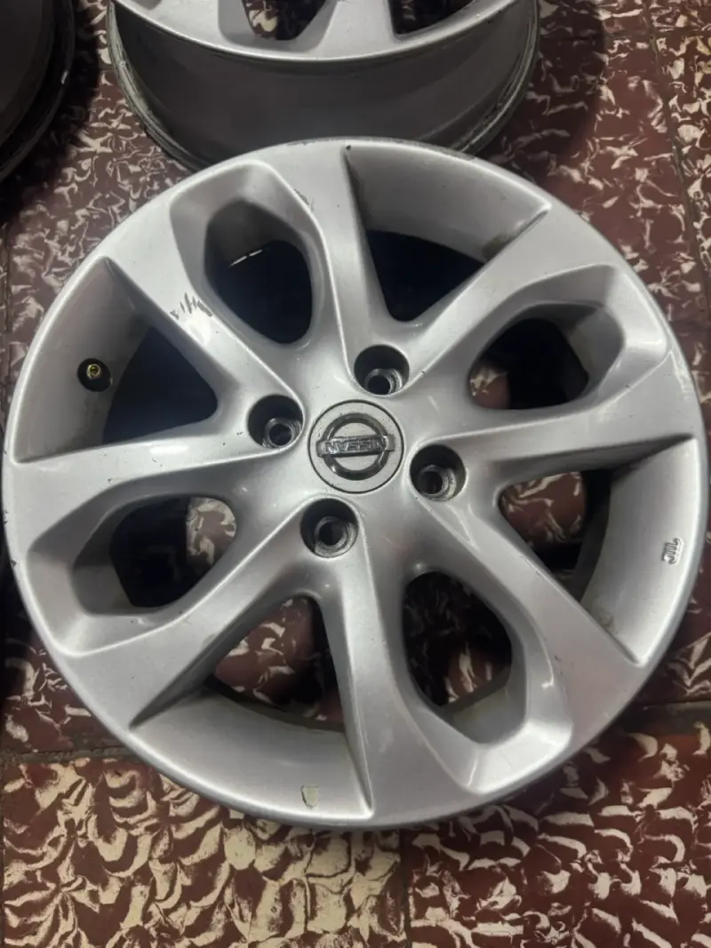 Llantas originales Nissan March - 3