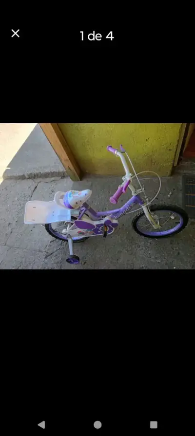Bicicleta infantil morada con ruedines - miniatura 1
