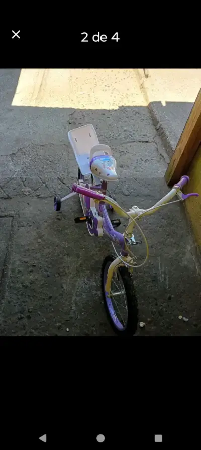 Bicicleta infantil morada con ruedines - miniatura 2