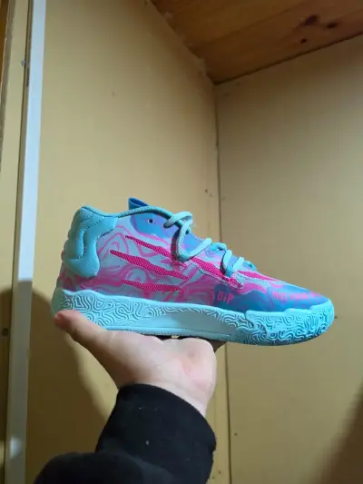 Zapatillas deportivas celestes y rosadas - miniatura 1