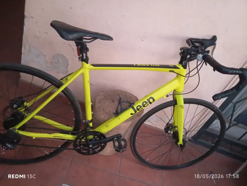 Bicicleta de carretera Jeep amarilla - 1