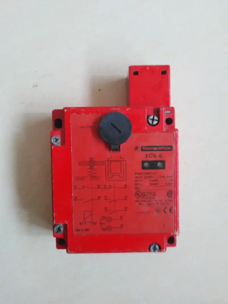 Interruptor de seguridad rojo Xcse5311 - 2