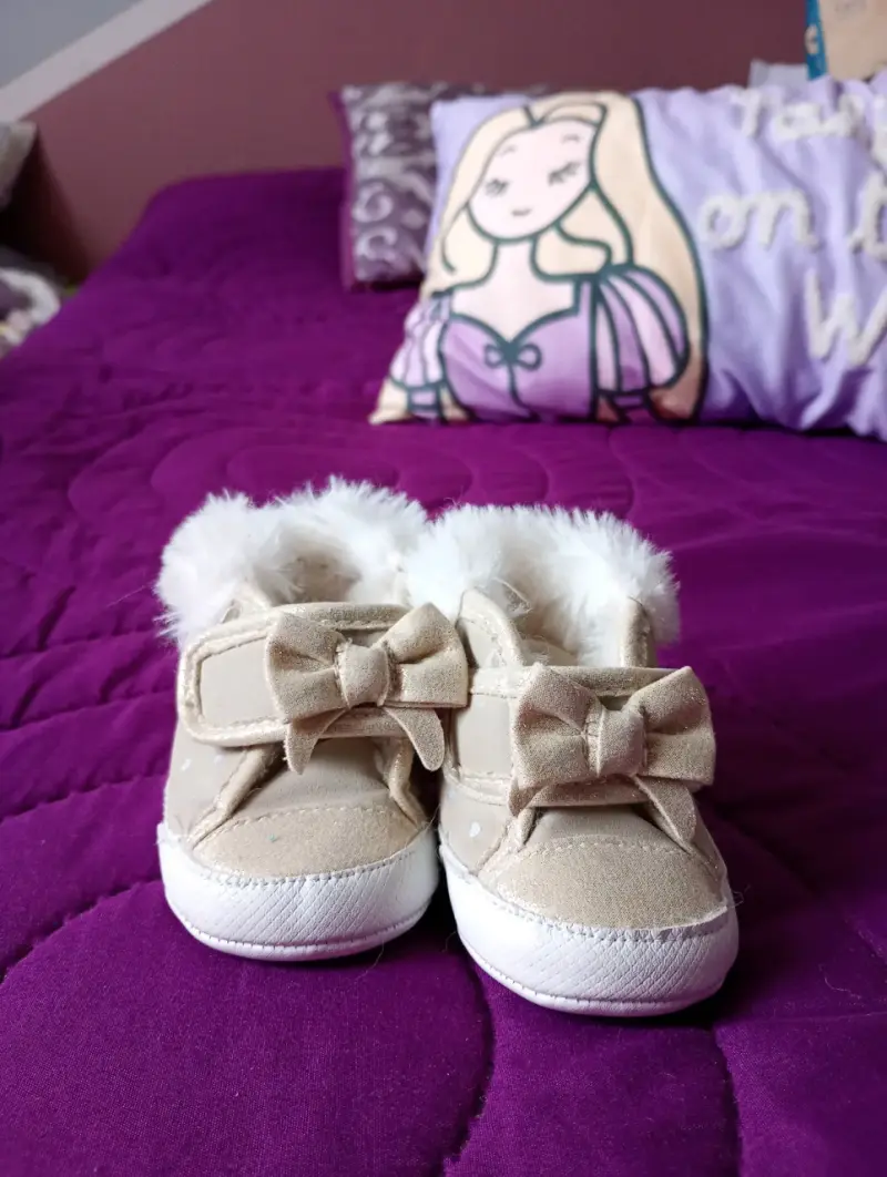 Zapatitos beige con lazo - 1