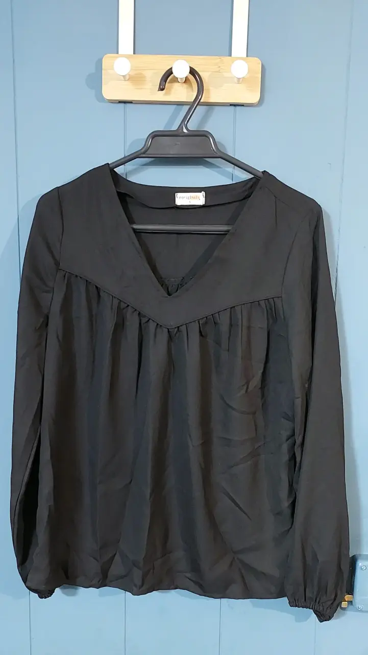 Blusa negra de manga larga