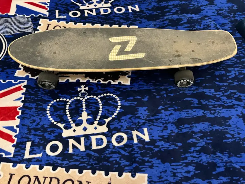 Skateboard con diseño negro - 1