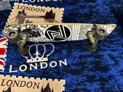Skateboard con diseño negro - miniatura 2