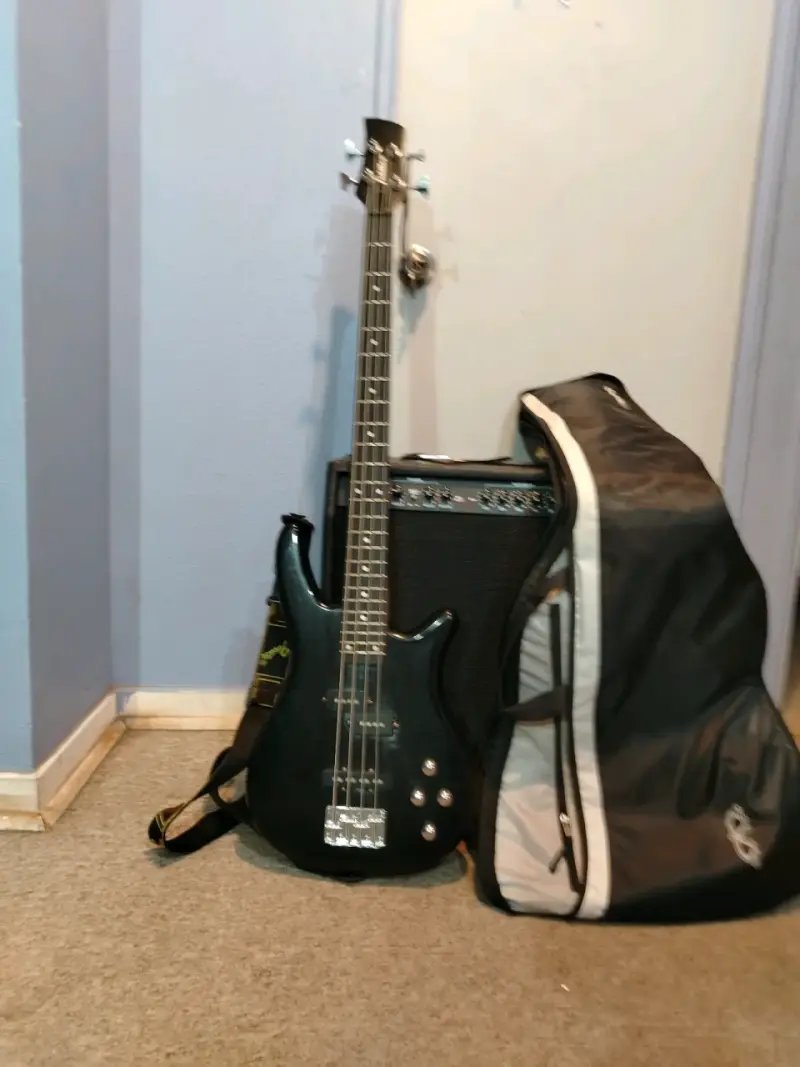 Bajo eléctrico negro con ampli y funda - 1