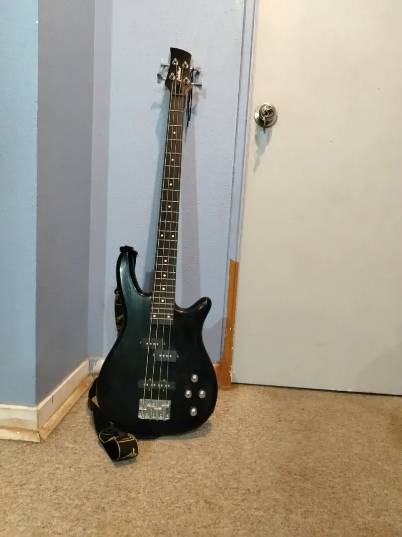 Bajo eléctrico negro con ampli y funda - 4