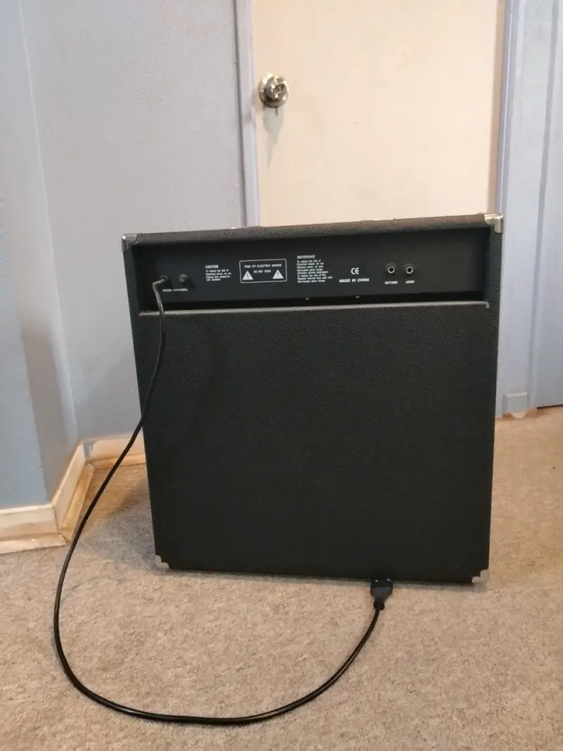 Bajo eléctrico negro con ampli y funda - 6