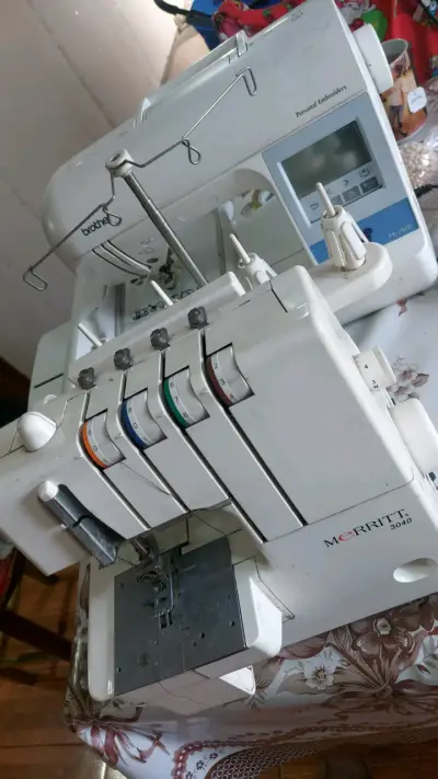 Máquina  de coser colleretera   Merritt - miniatura 1