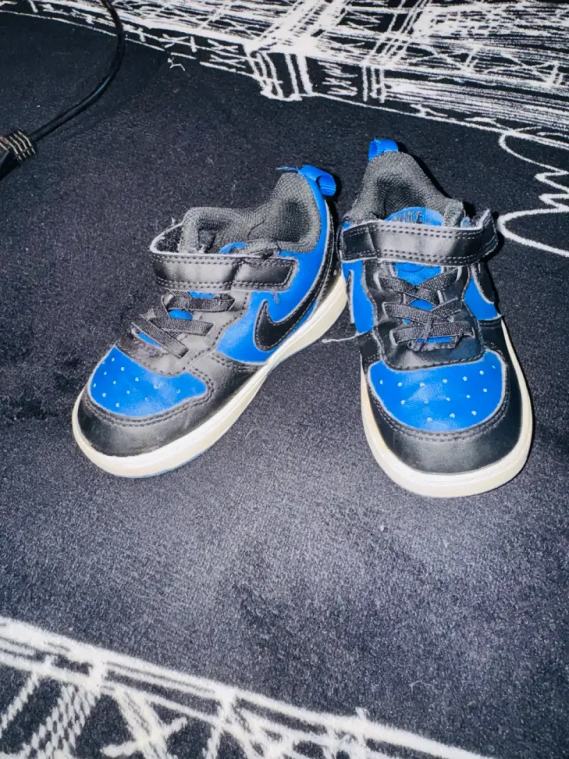 Zapatillas infantiles azul y negro