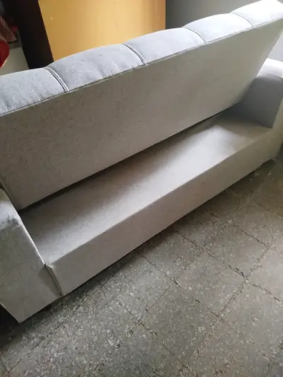 Sofá cama gris en buen estado - miniatura 1