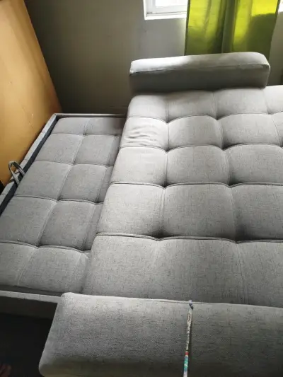 Sofá cama gris en buen estado - miniatura 3