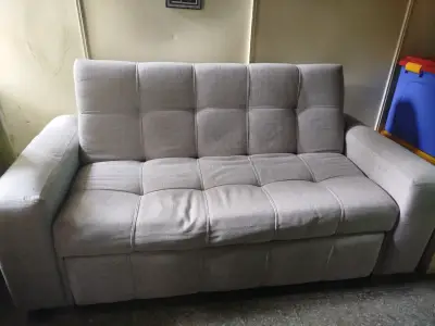 Sofá cama gris en buen estado - miniatura 6