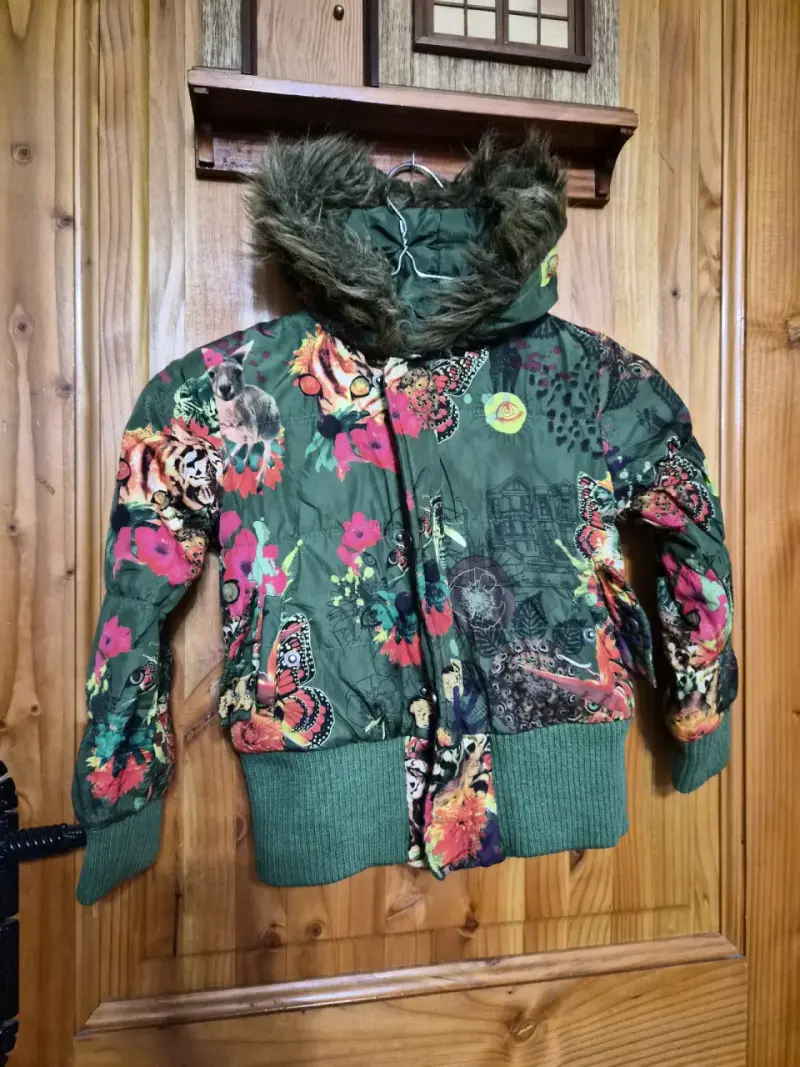Chaqueta floral con capucha de piel