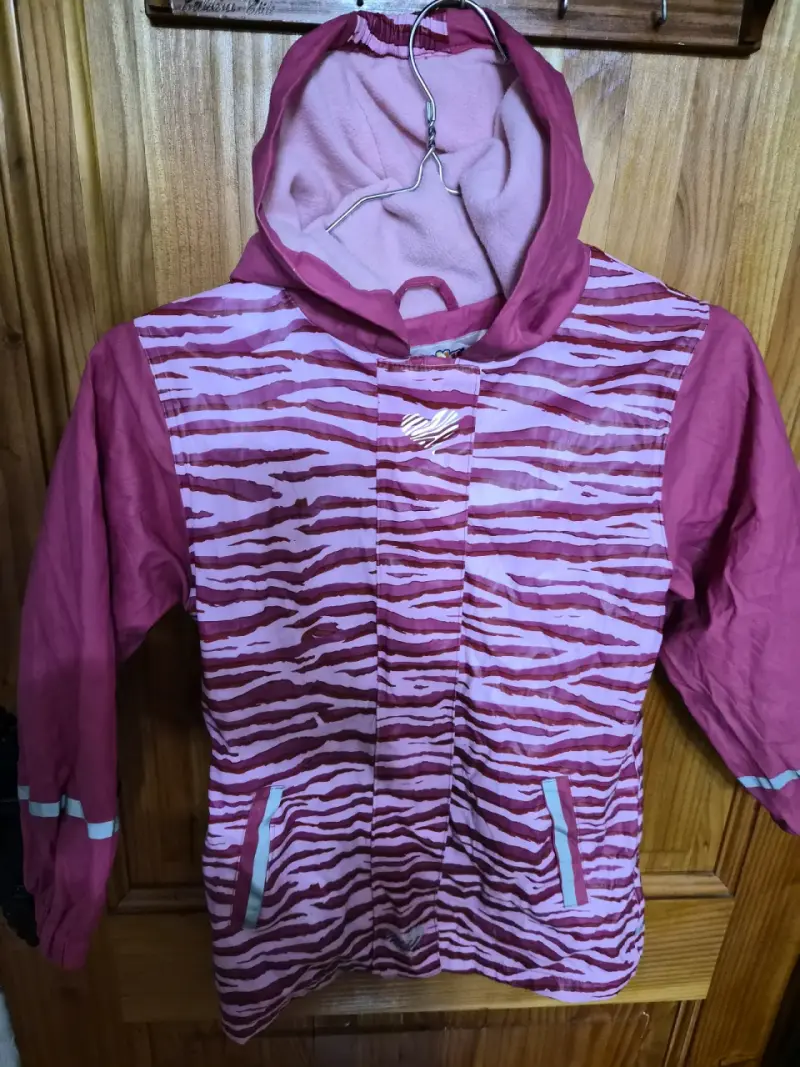 Chaqueta infantil rosada con capucha