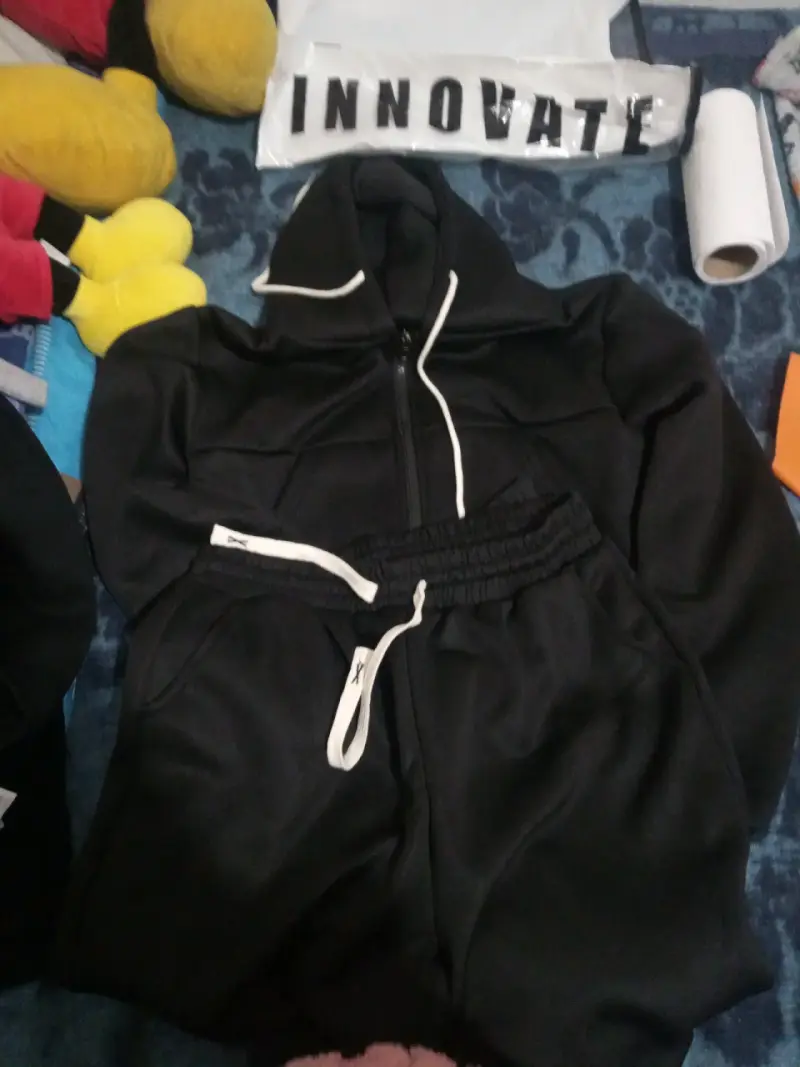 Conjunto deportivo negro con capucha