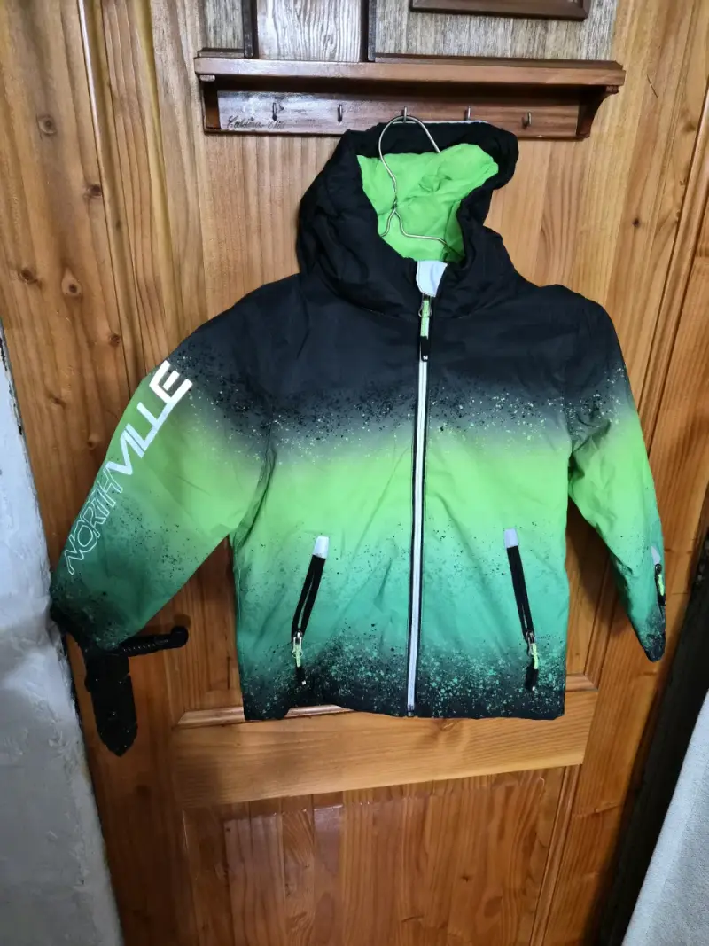 Chaqueta impermeable verde y negra