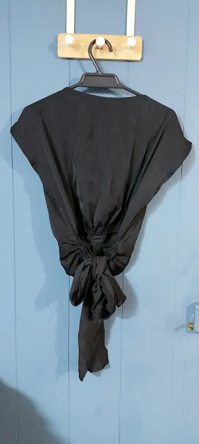 Blusa negra crop - miniatura 2