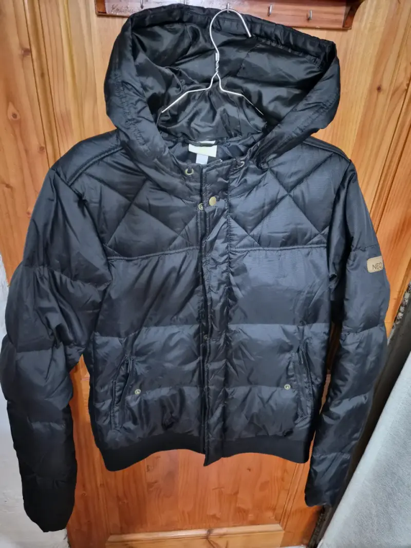 Chaqueta negra con capucha