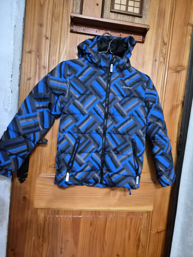 Chaqueta acolchada azul con capucha