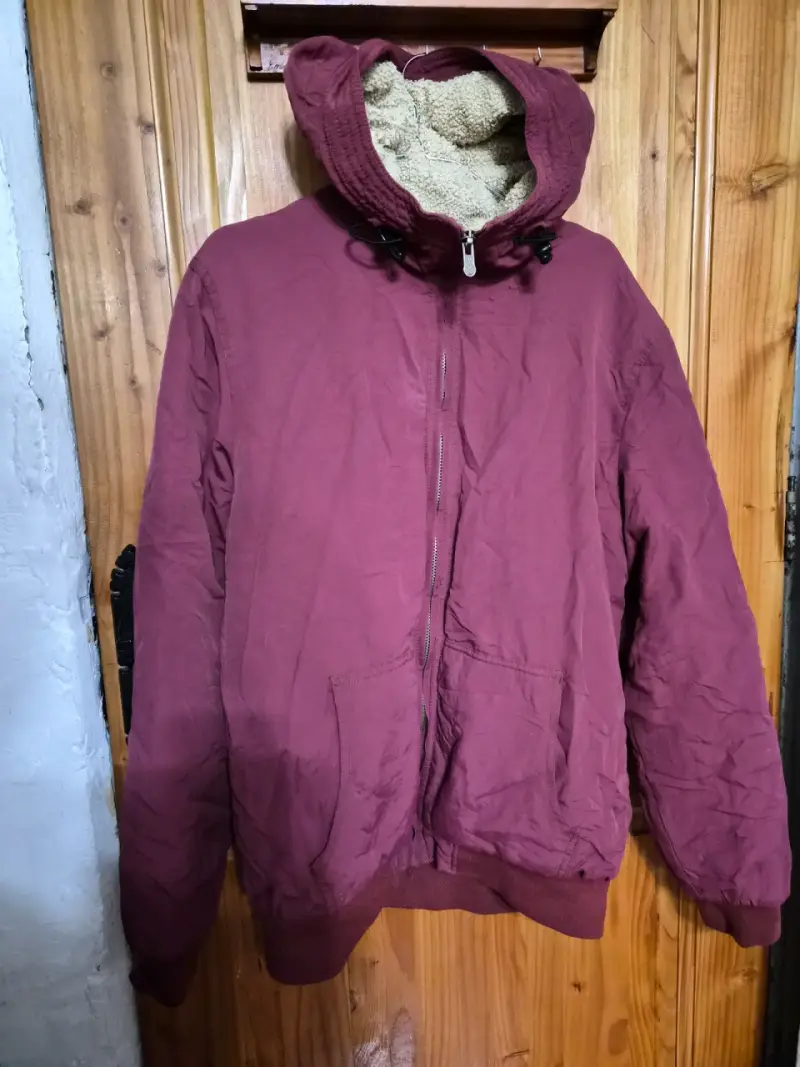 Parka burdeo con capucha
