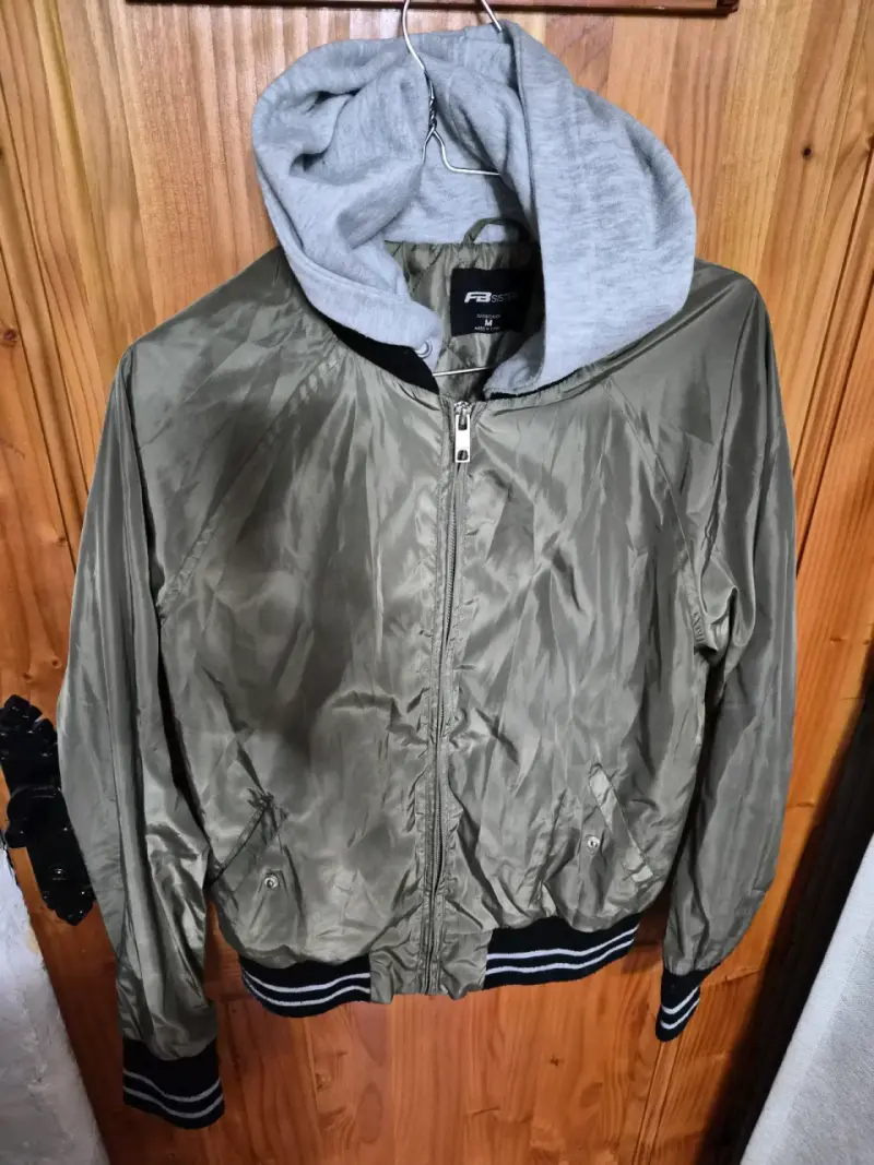 Chaqueta verde con capucha gris