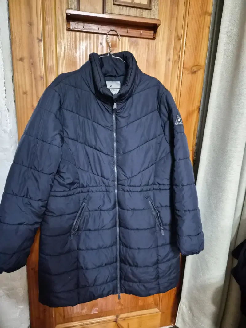 Abrigo azul acolchado para mujer