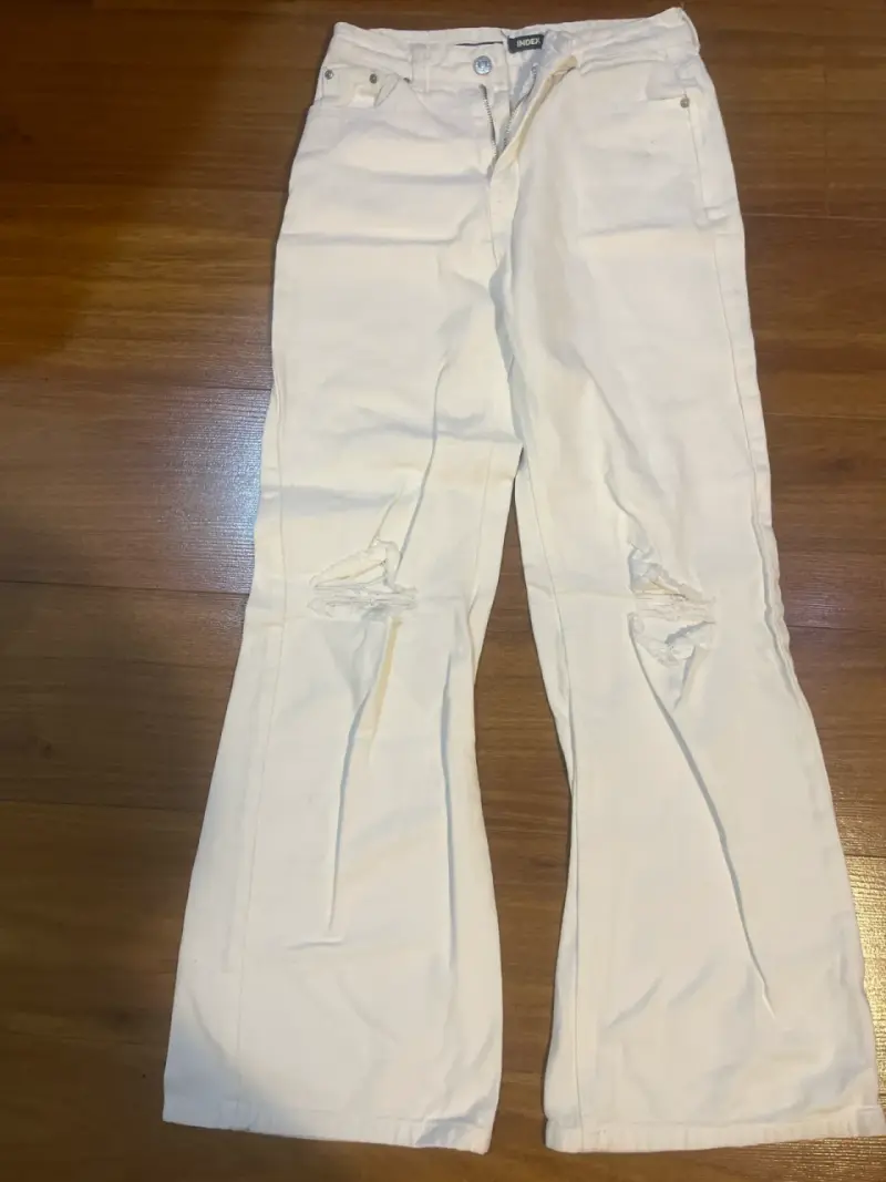 Pantalones blancos con rotura en la rodilla