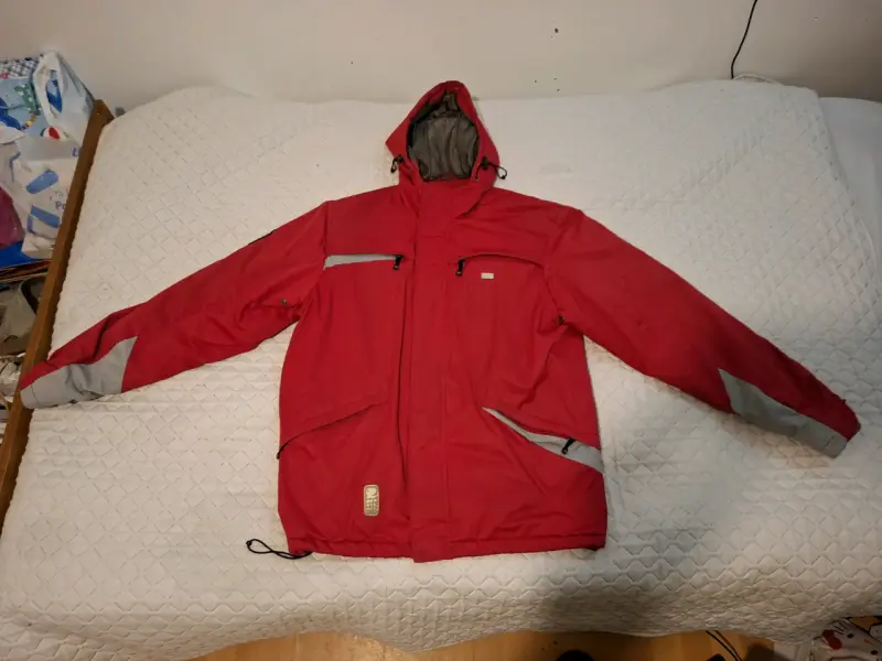 Chaqueta roja impermeable Reef