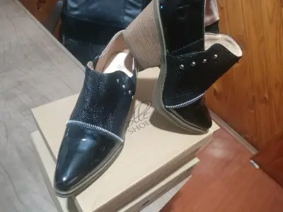 Zapatos de taco negro charol - miniatura 1