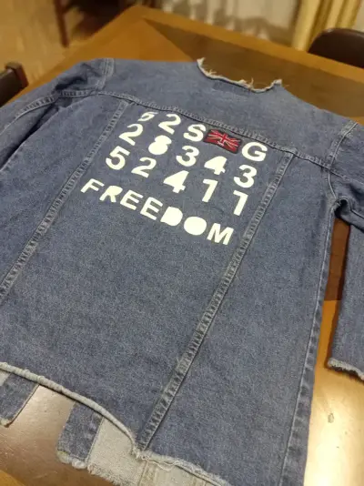 Chaqueta de mezclilla azul desgastada - miniatura 2