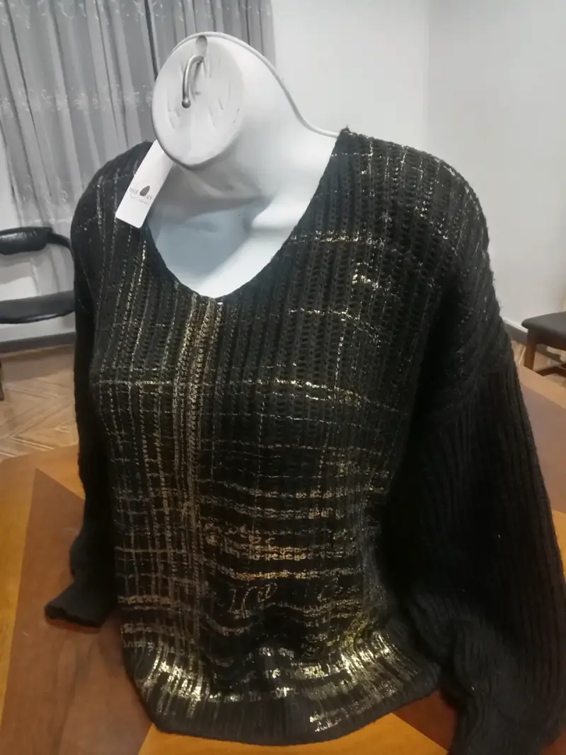 Suéter tejido negro con brillo - 1