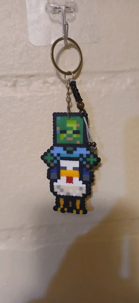 Llavero Pixel Art Zombie con ojo de tigre y hemati