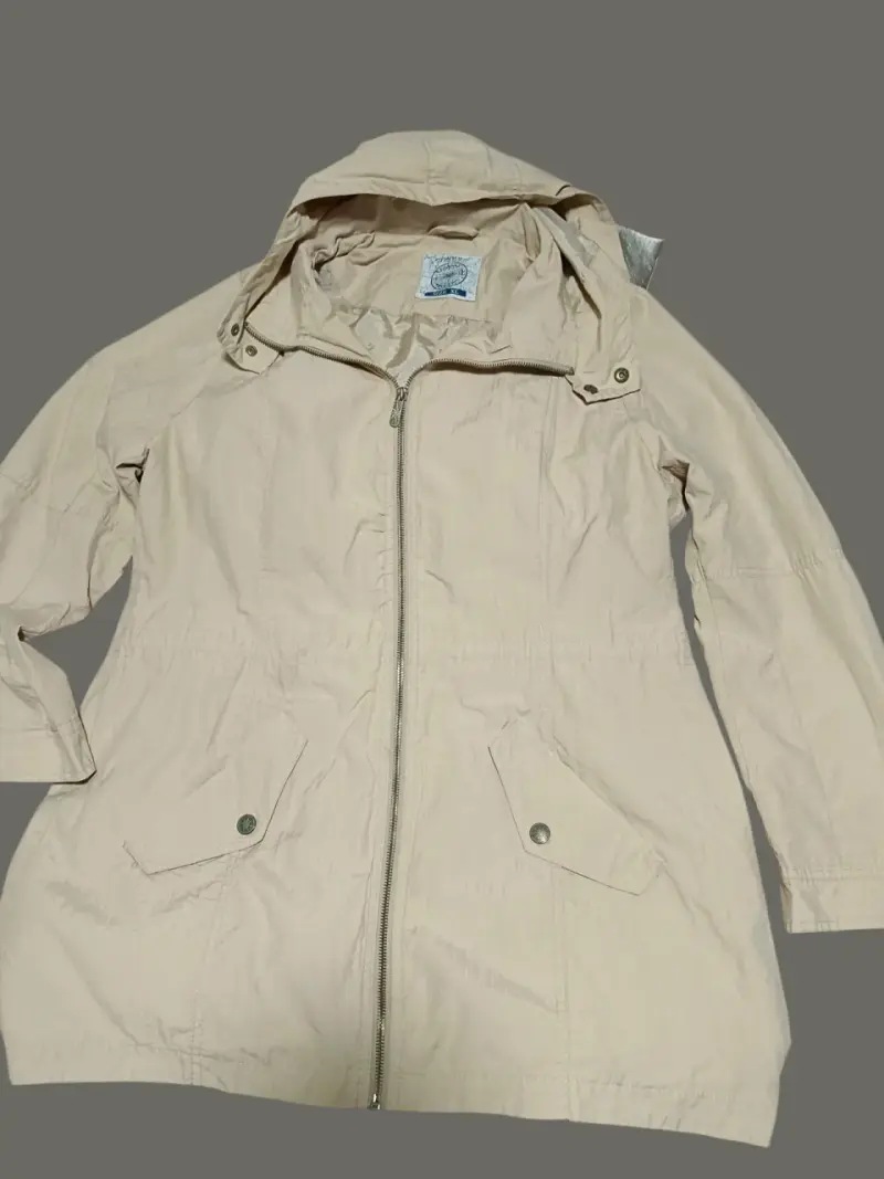 Parka beige con capucha