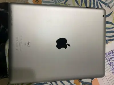 iPad gris en buen estado - miniatura 1