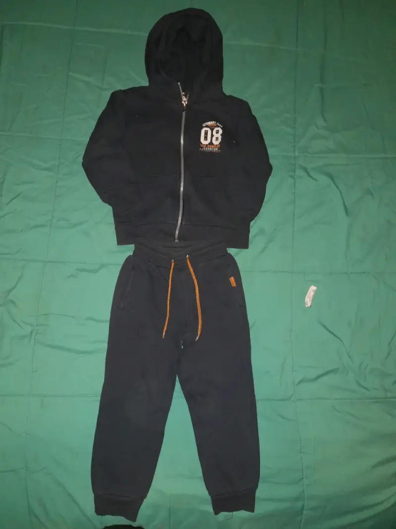 Conjunto deportivo negro para niños - 1