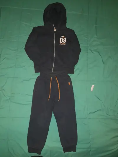 Conjunto deportivo negro para niños - miniatura 1