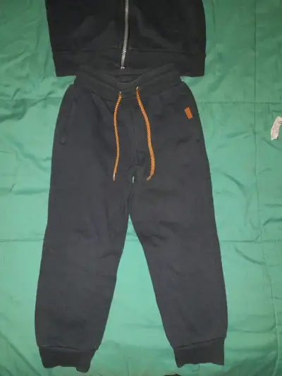 Conjunto deportivo negro para niños - miniatura 3