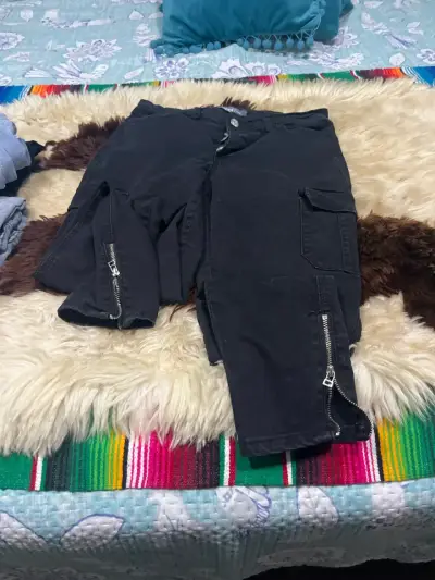 Pantalones cargo negros con cremalleras - miniatura 1