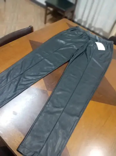 Pantalón negro estilo cuero - miniatura 1