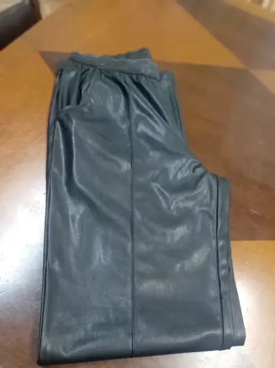 Pantalón negro estilo cuero - miniatura 2