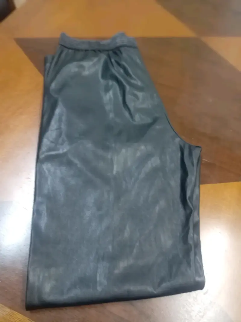 Pantalón negro estilo cuero - 3