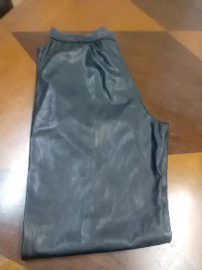 Pantalón negro estilo cuero - miniatura 3